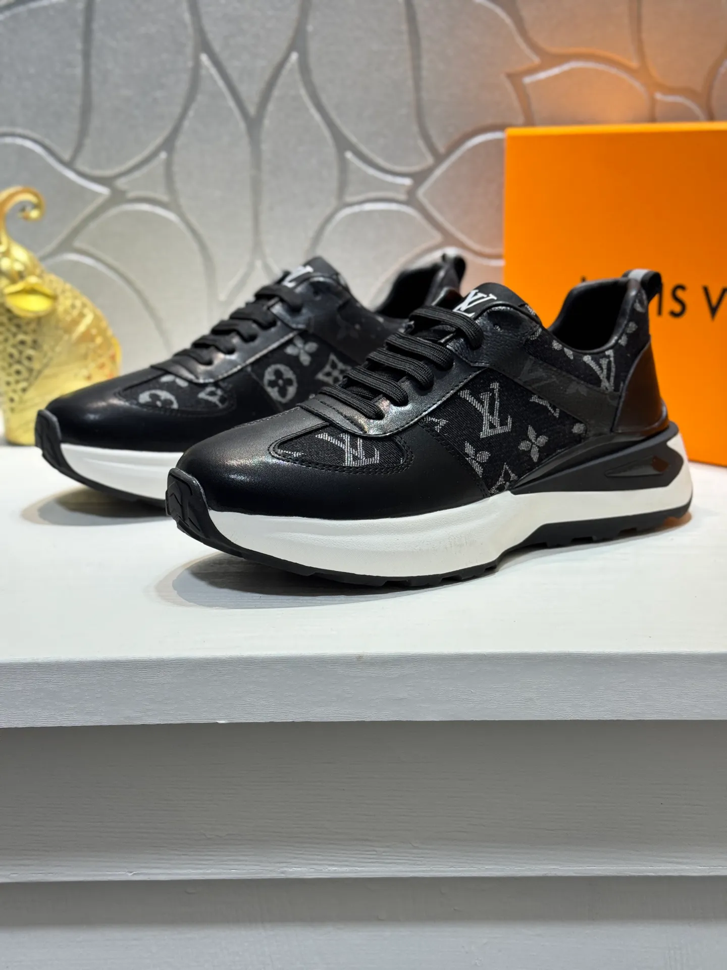 Men's shoes 💰440 [New style] 🐛🐛Top original Louis Vuitton®️ trendy and fashionable yet low-key men's casual shoes, LV cowhide leather upper with denim, comfortable and breathable, sheepskin lining, original rubber outsole, 2 colors available ~ a must-have for stylish men. Size: 38-44 (45 customized